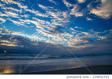 View of the sunrise sky and beach on the Gold Coast, Queensland, Australia 129042585