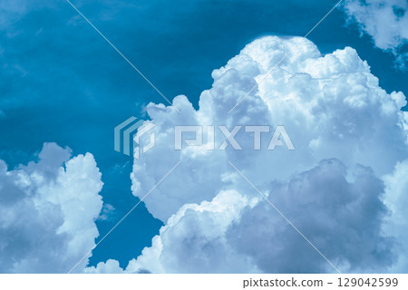 夏日天空積雨雲不斷增多,顏色為 a-3 淺色 夏日天空積雨雲不斷增多,顏色為 a-3 淺色 129042599