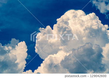 夏日天空積雨雲不斷增加 a-4 強調暖色和冷色 夏日天空積雨雲不斷增加 a-4 強調暖色和冷色 129042600