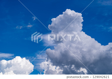 Summer sky with growing cumulonimbus clouds e-1 129042621