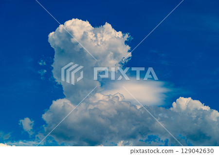 夏日天空積雨雲不斷增加 f-4 強調暖色和冷色 夏日天空積雨雲不斷增加 f-4 強調暖色和冷色 129042630