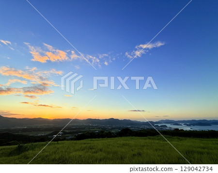 從鬼岳眺望福江的傍晚景色和五島列島的海景 129042734