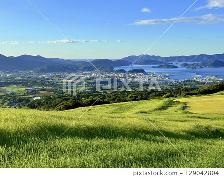 鬼嶽山脊、廣闊的綠色山丘和藍天 129042804