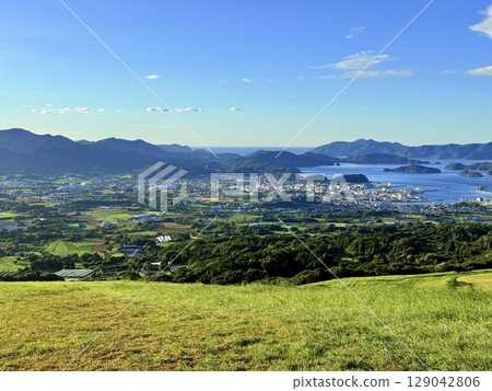 The ridge of Onidake, the wide green hills and the blue sky 129042806