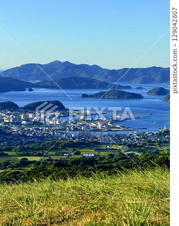 The ridge of Onidake, the wide green hills and the blue sky 129042807