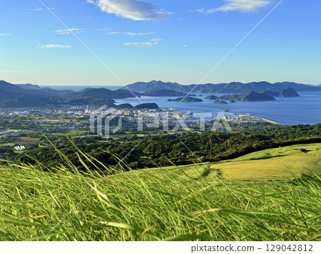 The ridge of Onidake, the wide green hills and the blue sky 129042812