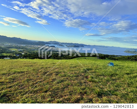 The ridge of Onidake, the wide green hills and the blue sky 129042813