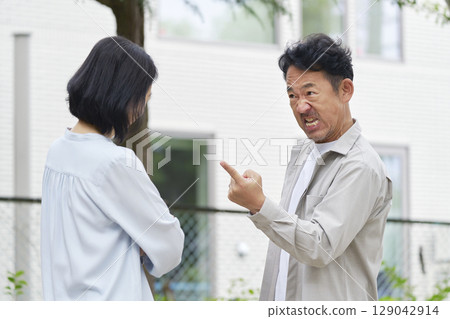 中年夫妻在戶外打架 129042914