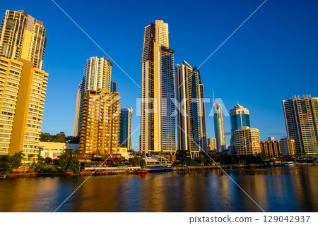 澳洲昆士蘭州黃金海岸夕陽下的摩天大樓 澳洲昆士蘭州黃金海岸夕陽下的摩天大樓 129042937