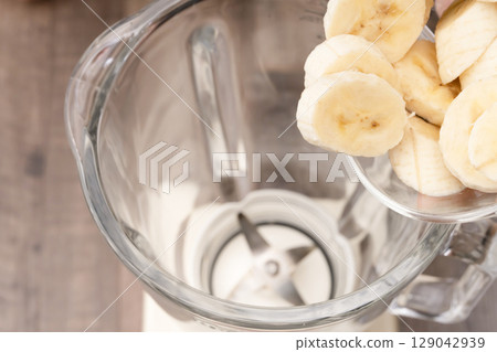The process of making a smoothie using a Showa-era retro juicer mixer 129042939