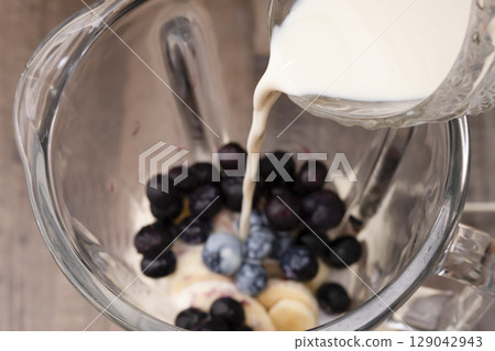 The process of making a smoothie using a Showa-era retro juicer mixer The process of making a smoothie using a Showa-era retro juicer mixer 129042943