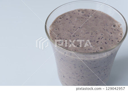 用昭和時代復古果汁機製作的香蕉藍莓冰沙 用昭和時代復古果汁機製作的香蕉藍莓冰沙 129042957