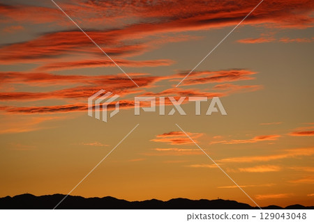 火紅的橙色日落天空 火紅的橙色日落天空 129043048