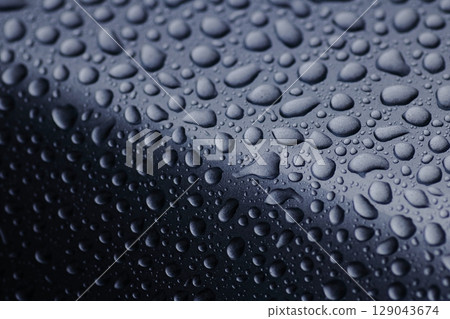 Raindrops on the silver-gray body have become art Raindrops on the silver-gray body have become art 129043674