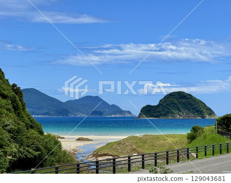 Summer scenery of Hamagurihama Beach on Nakadori Island in the Goto Islands, Nagasaki Prefecture 129043681
