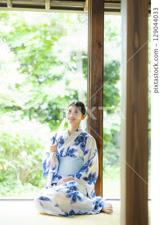 陽台上穿著浴衣的女子 129044033