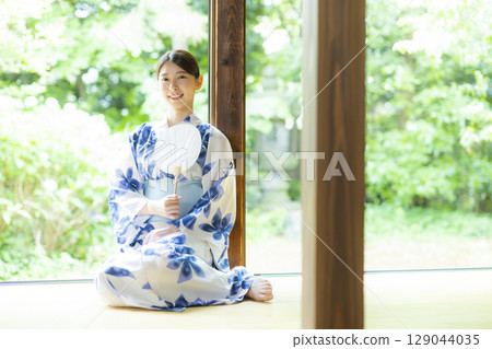 A woman in a yukata on the veranda 129044035