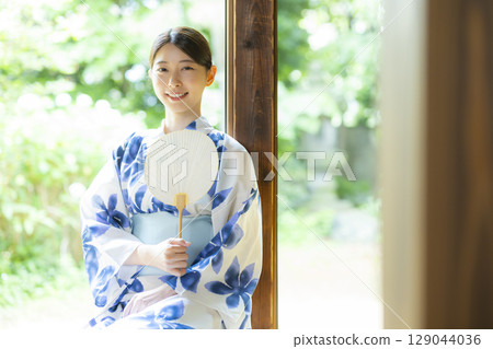 陽台上穿著浴衣的女子 129044036