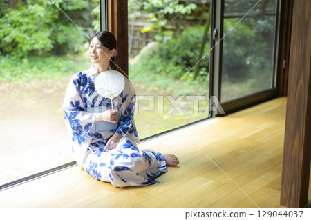 陽台上穿著浴衣的女子 129044037