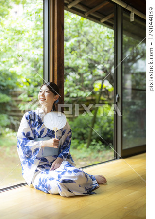 A woman in a yukata on the veranda 129044039