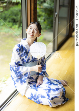 A woman in a yukata on the veranda 129044040
