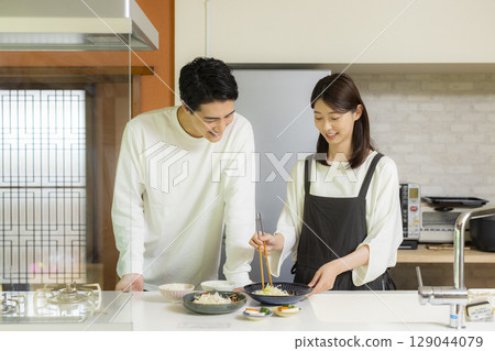 Couple to cook Couple to cook 129044079