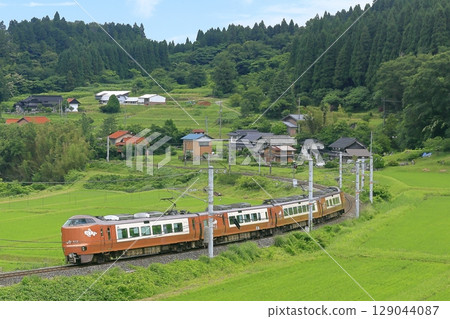 夏季，八雲特快列車在白備線上運行 129044087