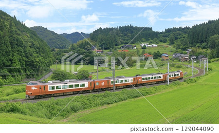 The Yakumo express train runs on the Hakubi Line in summer The Yakumo express train runs on the Hakubi Line in summer 129044090