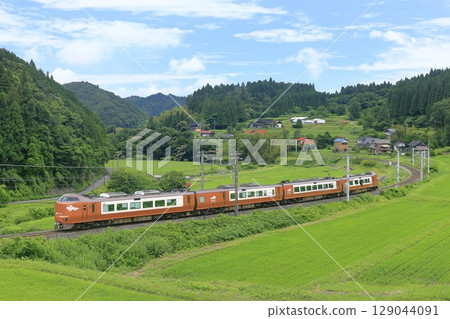 夏季，八雲特快列車在白備線上運行 129044091