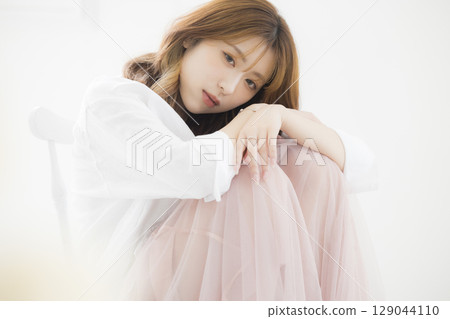 一個女人撫摸她的頭髮 129044110