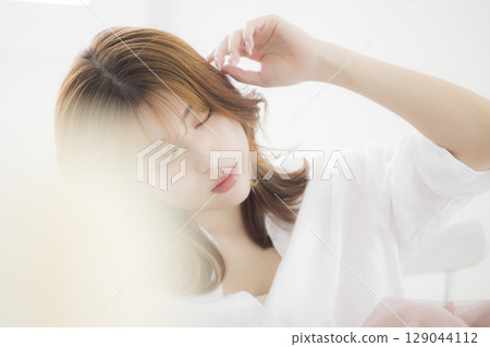 一個女人撫摸她的頭髮 129044112