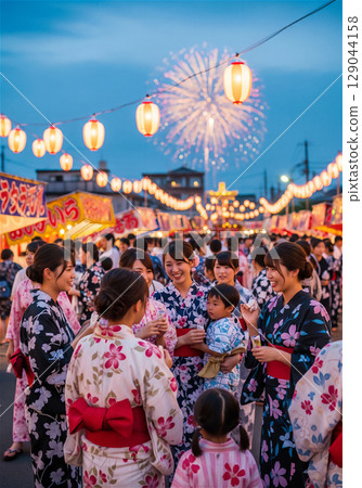 Fireworks displays and summer festivals that light up summer nights, and the bustle of people in yukata 129044158