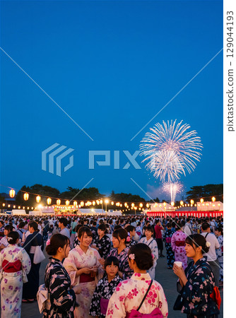 點亮夏夜的煙火大會和夏日祭，以及身著浴衣的熙熙攘攘的人群 129044193