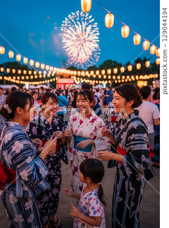 點亮夏夜的煙火大會和夏日祭，以及身著浴衣的熙熙攘攘的人群 129044194