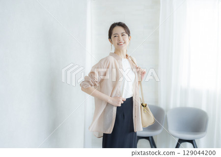 在辦公室工作的婦女 129044200