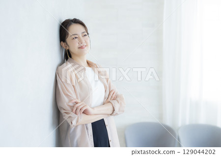 Woman working in the office 129044202