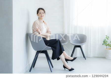 Woman working in the office Woman working in the office 129044204