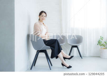 Woman working in the office Woman working in the office 129044205