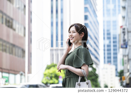 Young woman calling in the office district Young woman calling in the office district 129044372