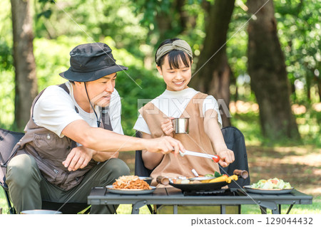露營、日營、親子烤肉（父親、女兒、女孩、家庭營） 129044432
