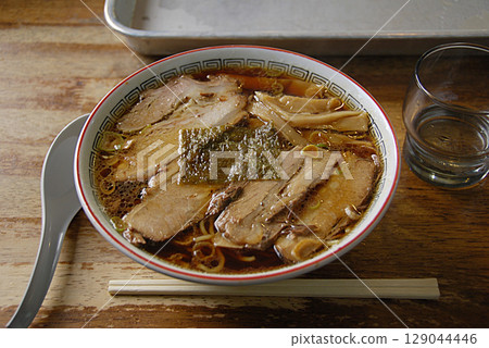 Soy-sauce ramen / Traditional Chinese noodles eaten at food stalls (light soy sauce ramen) 129044446