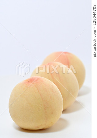 Sweet and delicious white peaches from Okayama Prefecture 129044708