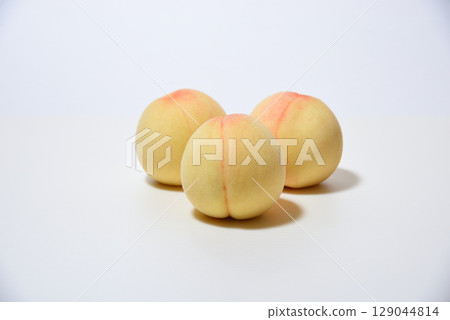Sweet and delicious white peaches from Okayama Prefecture 129044814