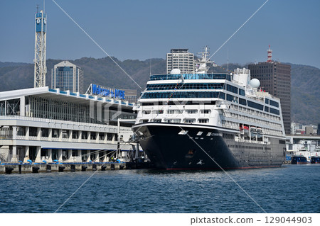 停泊在神戶港的郵輪「精鑽號」(Azamara Pursuit) 停泊在神戶港的郵輪「精鑽號」(Azamara Pursuit) 129044903