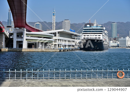 停泊在神戶港的郵輪「精鑽號」(Azamara Pursuit) 停泊在神戶港的郵輪「精鑽號」(Azamara Pursuit) 129044907