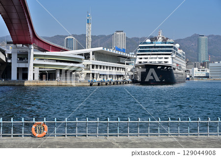 停泊在神戶港的郵輪「精鑽號」(Azamara Pursuit) 停泊在神戶港的郵輪「精鑽號」(Azamara Pursuit) 129044908