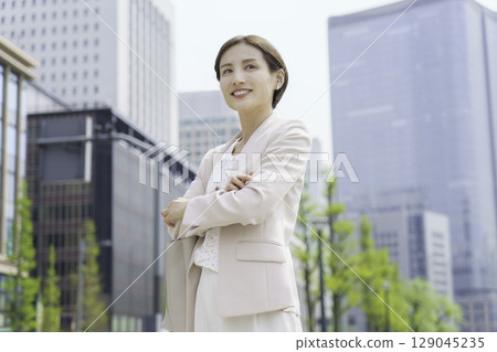 一位年輕女商人站在辦公區的肖像 129045235