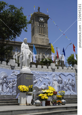 Statue of the Virgin Mary in front of the Catholic Cathedral 129045281