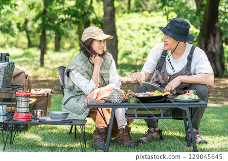 情侶、家庭和情侶在露營地享受露營 129045645