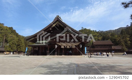 Panoramic view of the worship hall at Izumo Taisha Shrine (Shimane Prefecture) 129045702